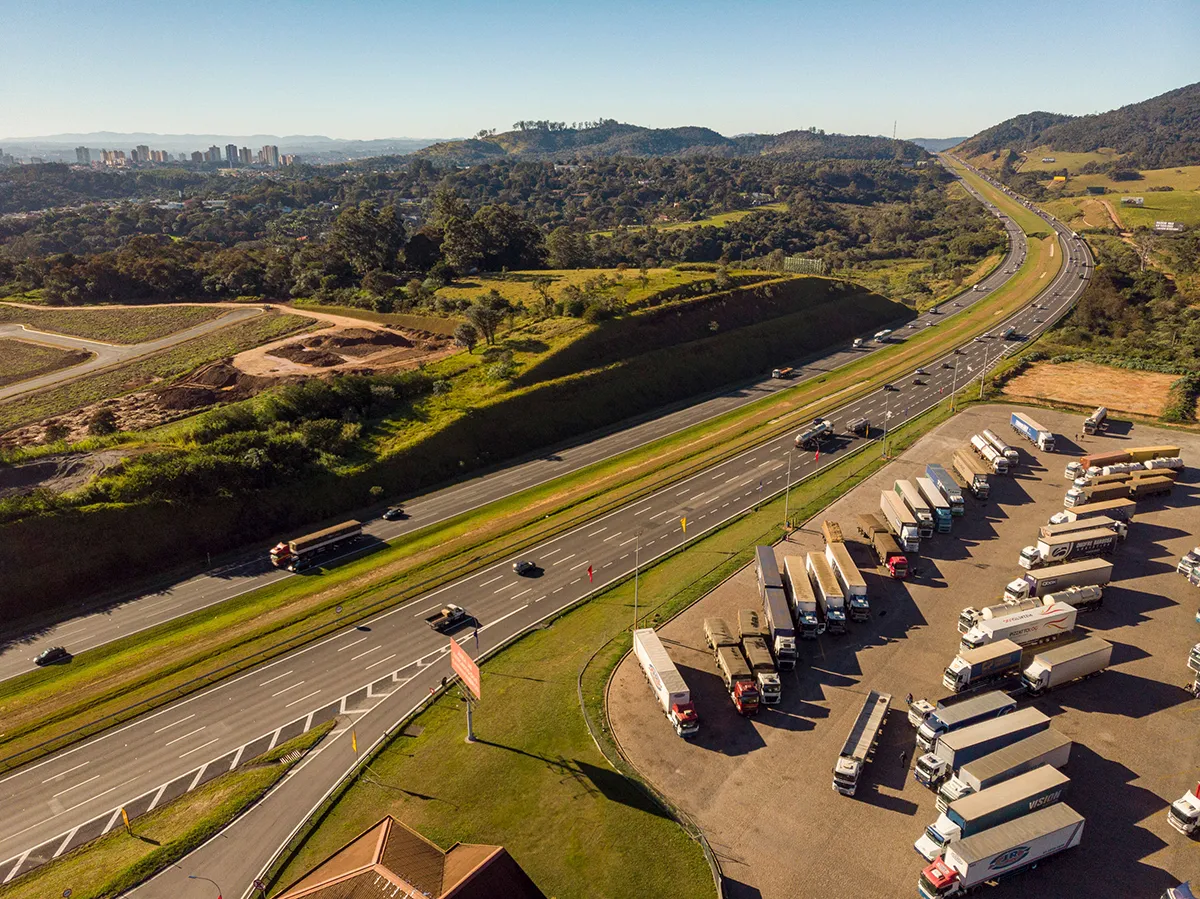 Drone sobrevoando paisagem